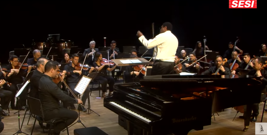 Orquestra Bachiana Filarmônica tocando na Sinfonia na Paulista, regida por Wallas Pena