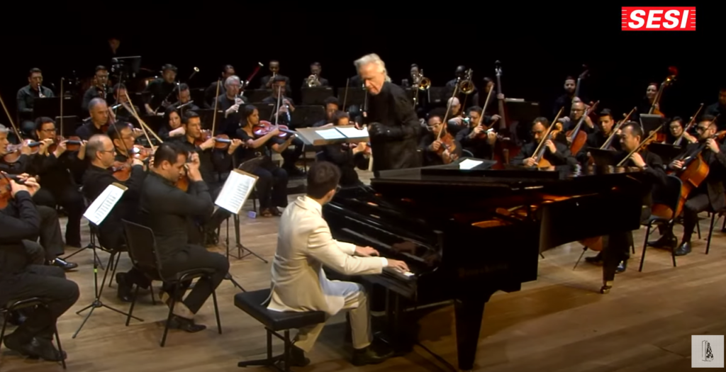 Com pianista ao centro, orquestra toca na Sinfonia na Paulista