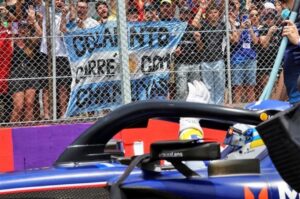 Bandeira argentina para Franco Colapinto durante o GP de Interlagos na F1