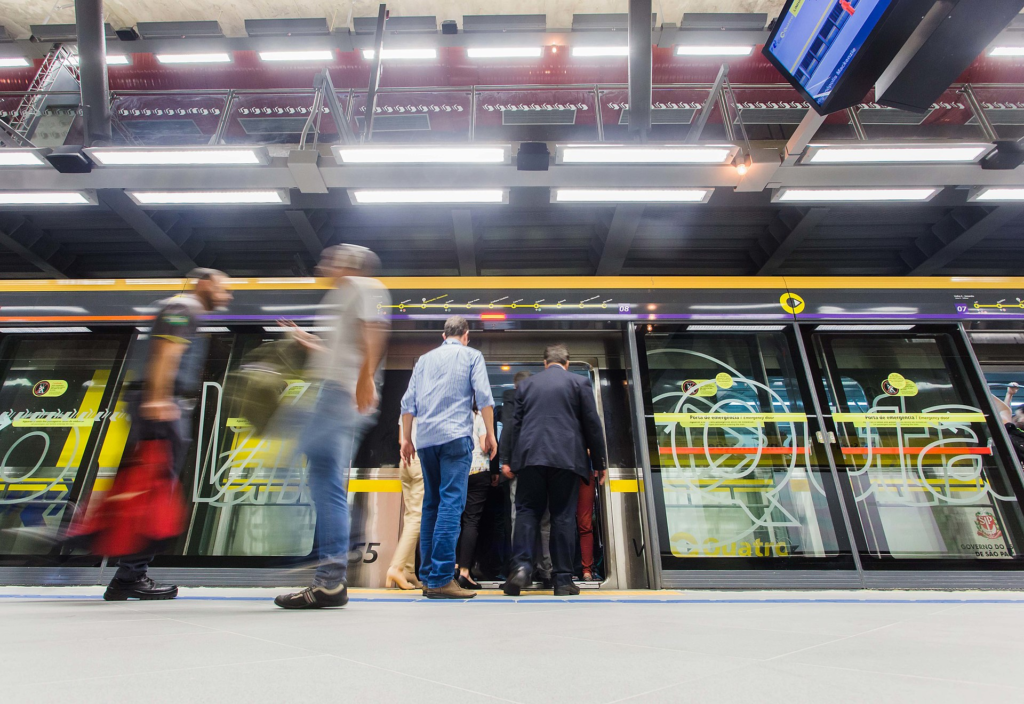 Passageiros utilizam a Linha 4-Amarela do Metrô