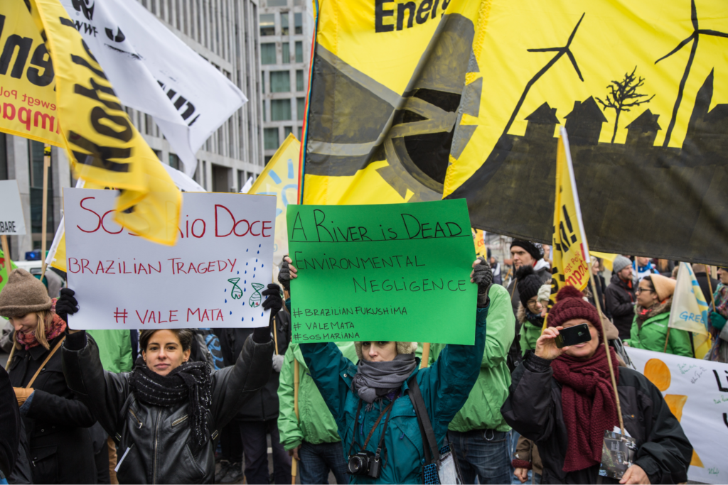 Protesto em inglês contra as ações da Vale