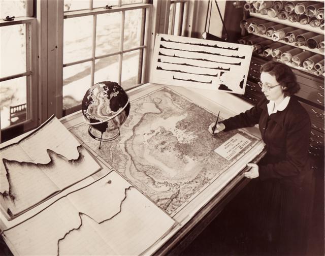 Marie Tharp analisando mapas geológicos