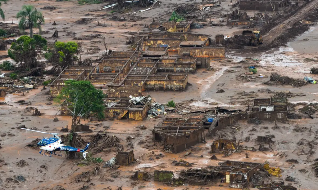 Foto dos danos causados pelo rompimento da barragem de Mariana