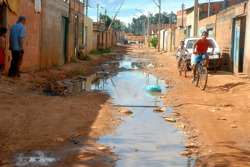 Esgoto a céu aberto