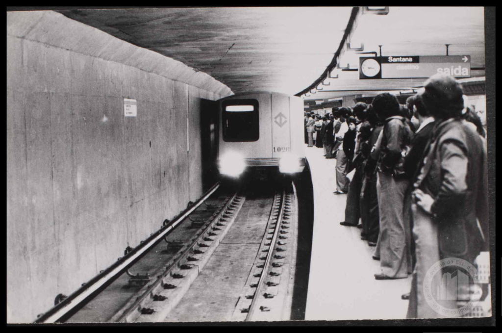 Passageiros utilizam a Linha 1-Azul do Metrô (foto antiga)