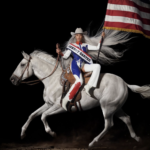 a capa do álbum Cowboy Carter representa sua essência country, com Beyoncé sentada em um grande cavalo branco, usando um chapéu de cowboy e segurando a bandeira dos Estados Unidos