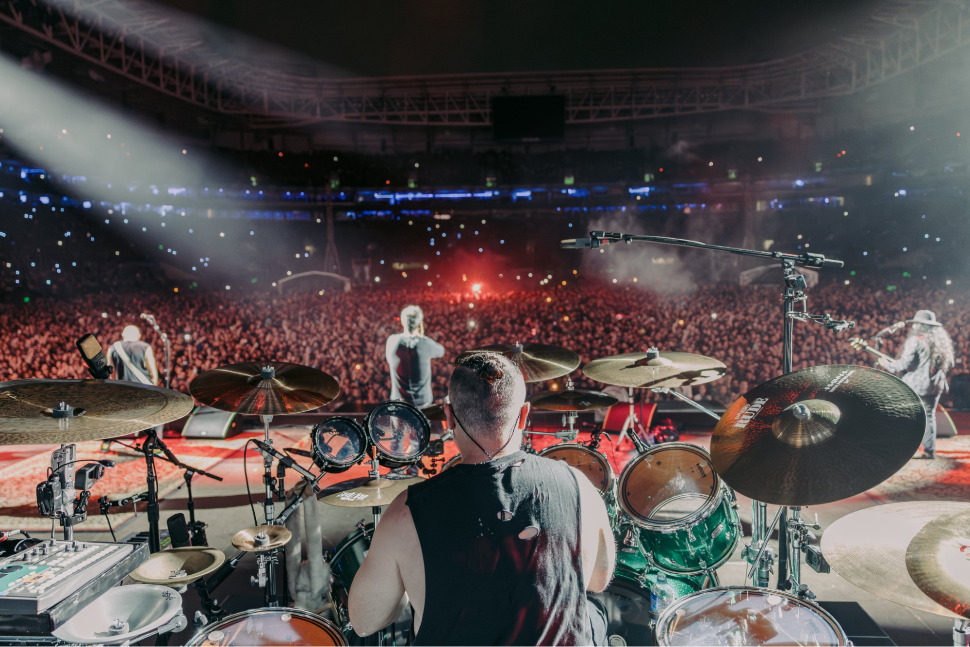 Imagem do show da banda System of a Down em São Paulo, na perspectiva do palco para o público.