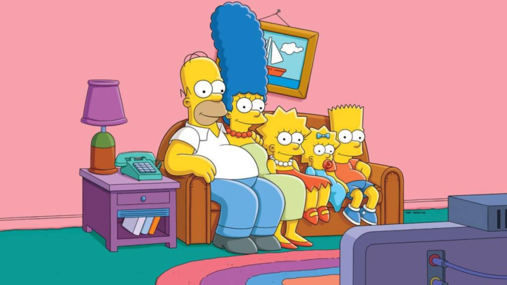 Família de Homer completa sentada em um sofá, assistindo TV. 