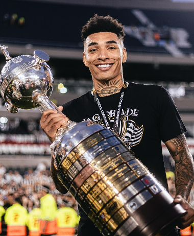 Igor Jesus com a Taça da Libertadores