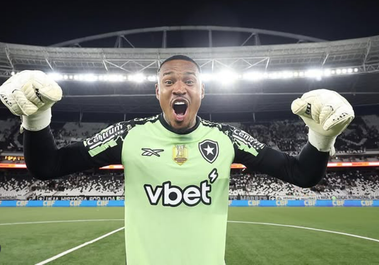 Goleiro John comemorando