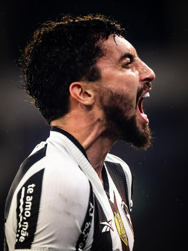 Alex Telles gritando