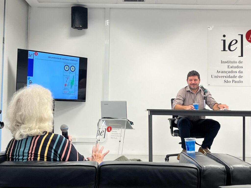 Lia Amaral tirando dúvidas com professor em palestra