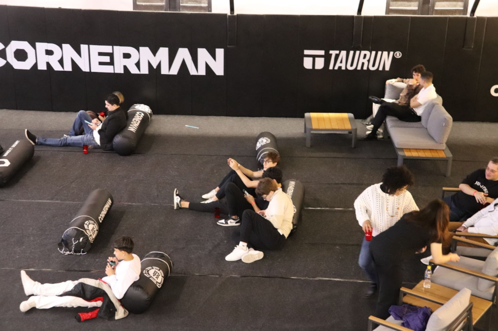 Público da Cornerman acompanha transmissão do UFC