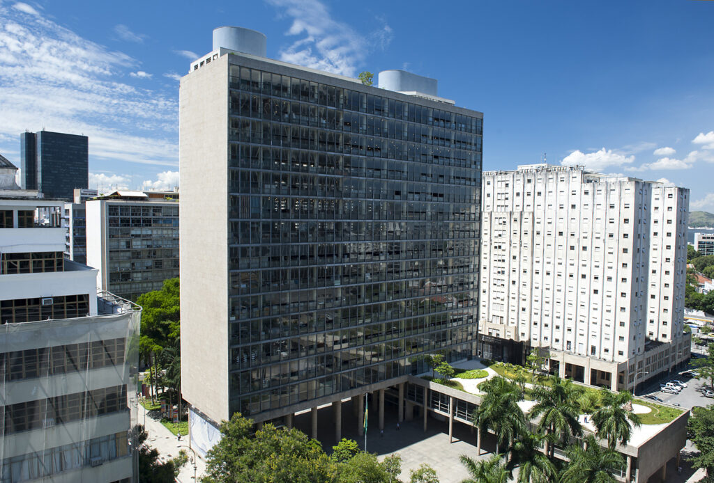 Prédio espelhado projetado por Lúcio Costa