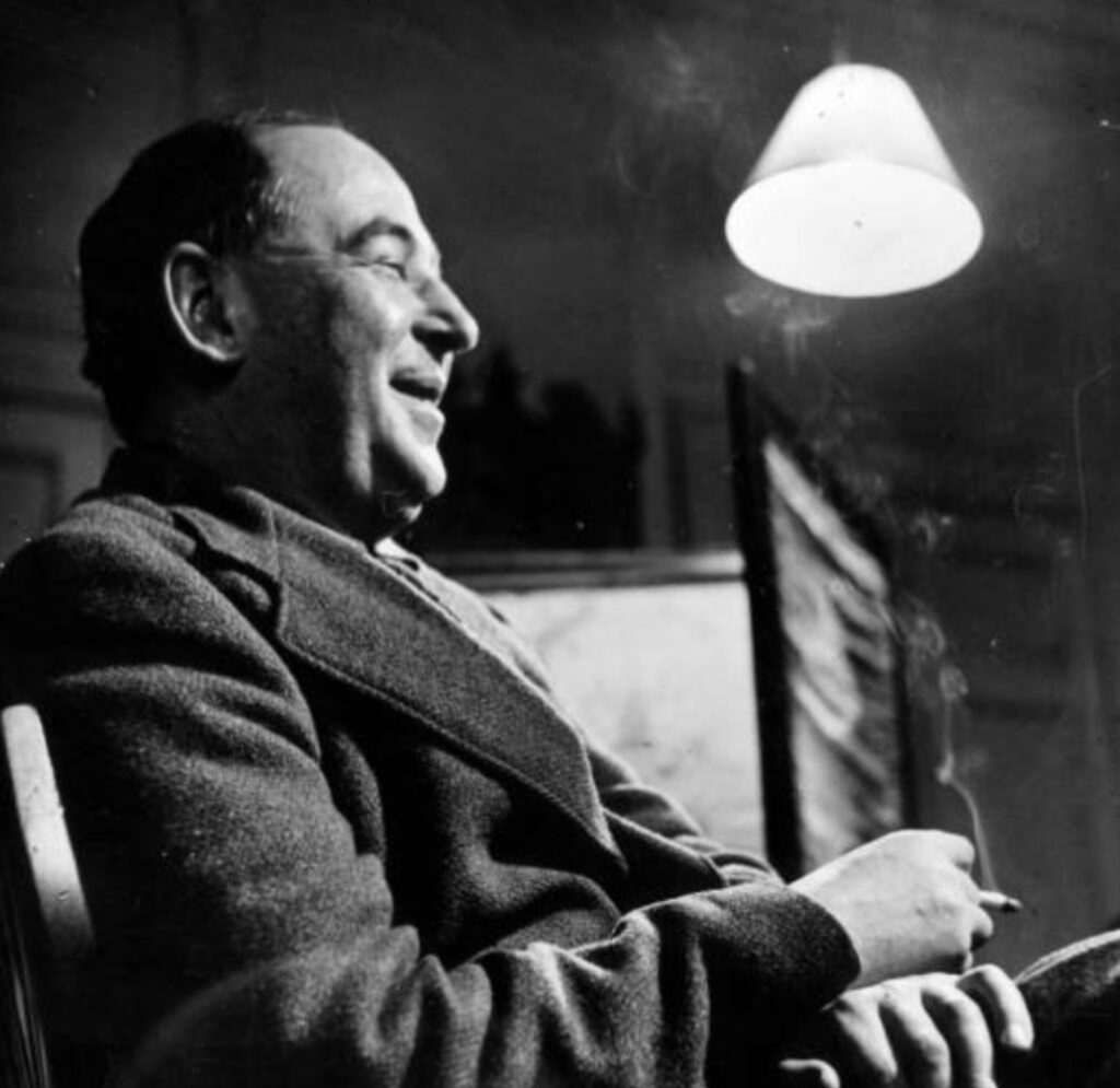 C.S. Lewis em preto e branco. O autor está de perfil e fumando.