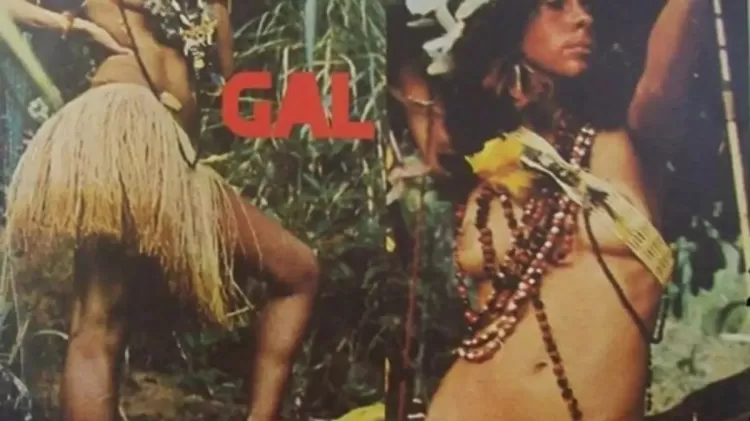 Imagem do álbum de Gal Costa, na qual a cantora aparece com trajes indígenas.