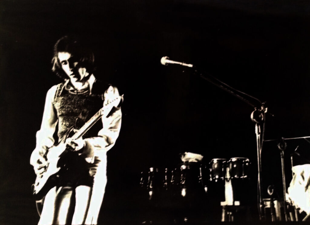 Foto em preto e branco do cantor Odair José tocando guitarra.