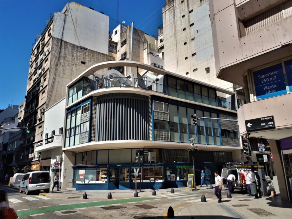 Edifício Bonet em Buenos Aires, com detalhes comuns da arquitetura europeia