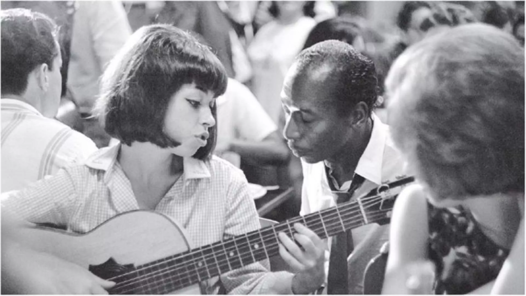 Pessoas tocando samba.