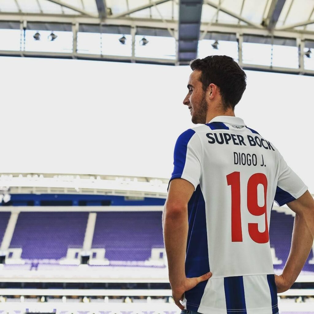 Diogo Jota sendo apresentado pelo Porto