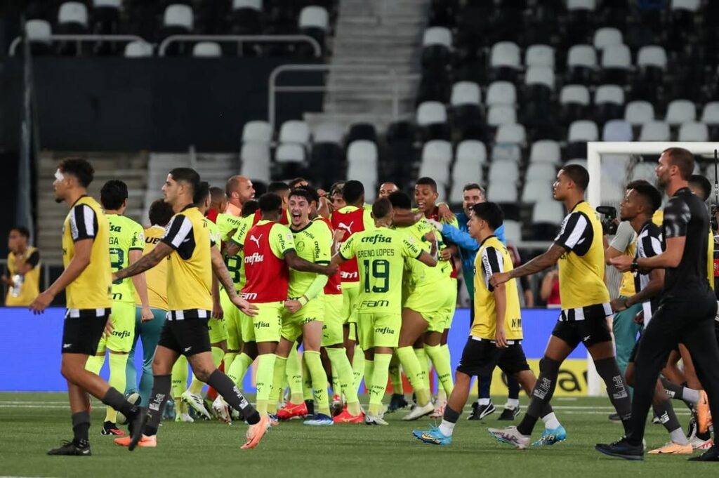 elenco do palmeiras comemora resultado contra o botafogo