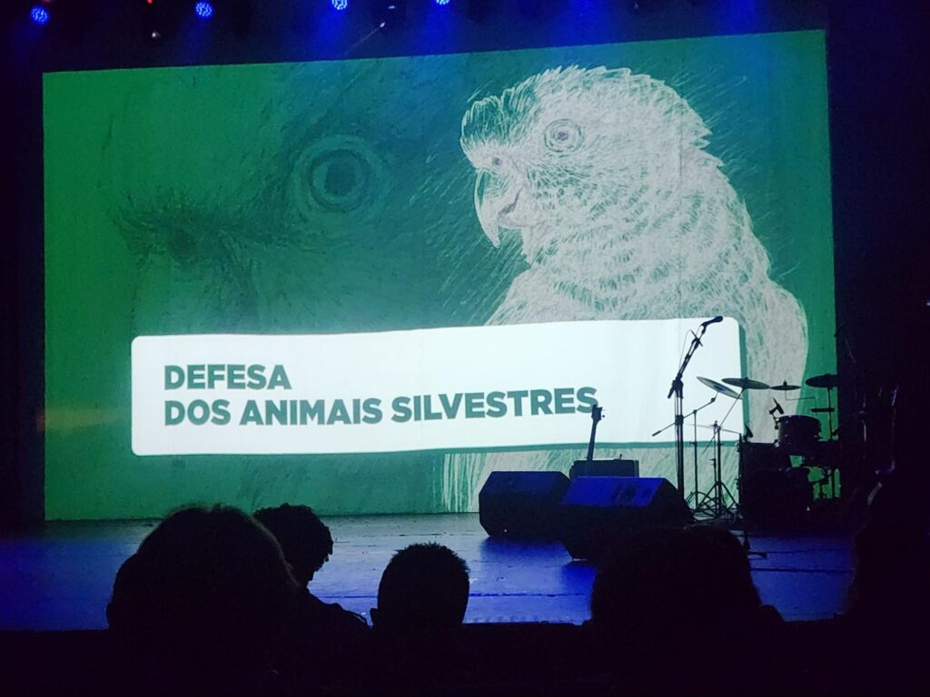 Slide de apresentação do Prêmio Papagaio, no troféu 'defesa dos animais silvestres'