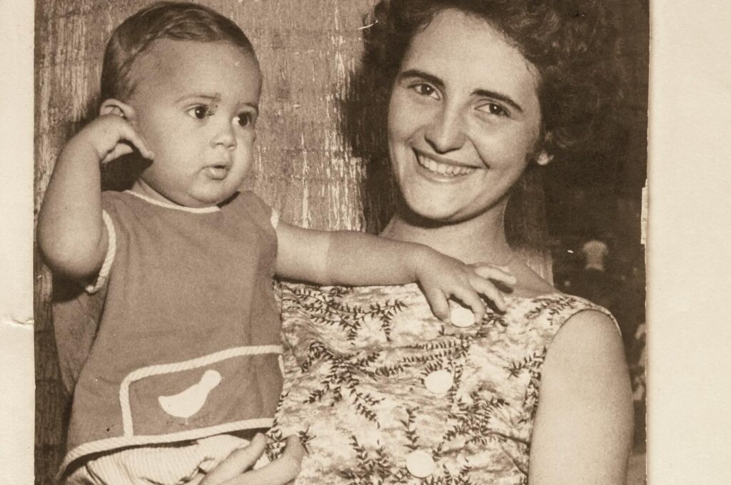 Cazuza, quando bebê, com sua mãe Lucinha.