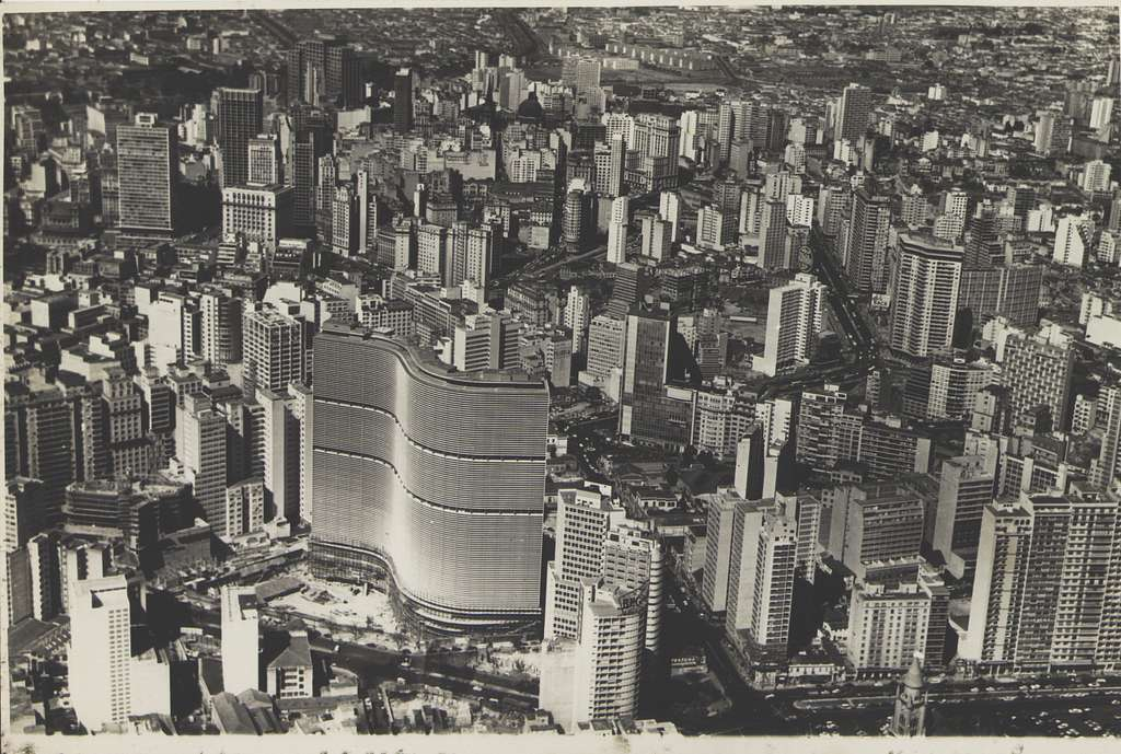 Imagem em preto e branco dos arredores do Copan.