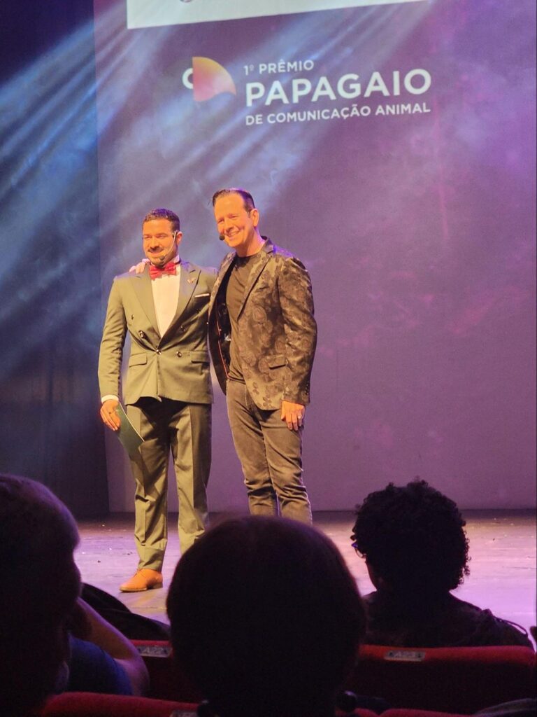 Celso Zucatelli e Taylison Santos no palco da primeira edição do Prêmio Papagaio