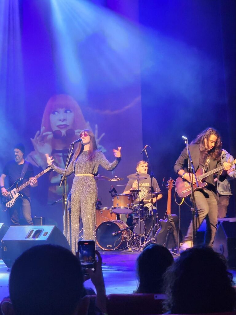 Show de banda Aurora, no Prêmio Papagaio, com 5 músicos no palco