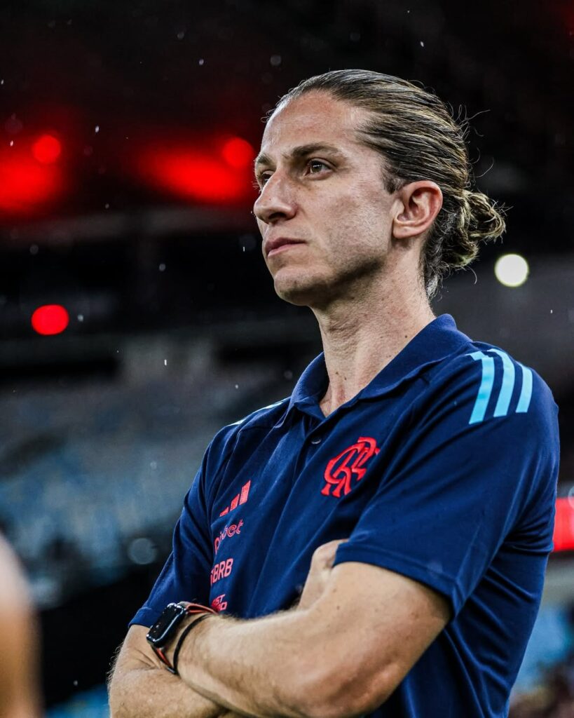 Filipe Luís, técnico do Flamengo, pesnativo durante a partida