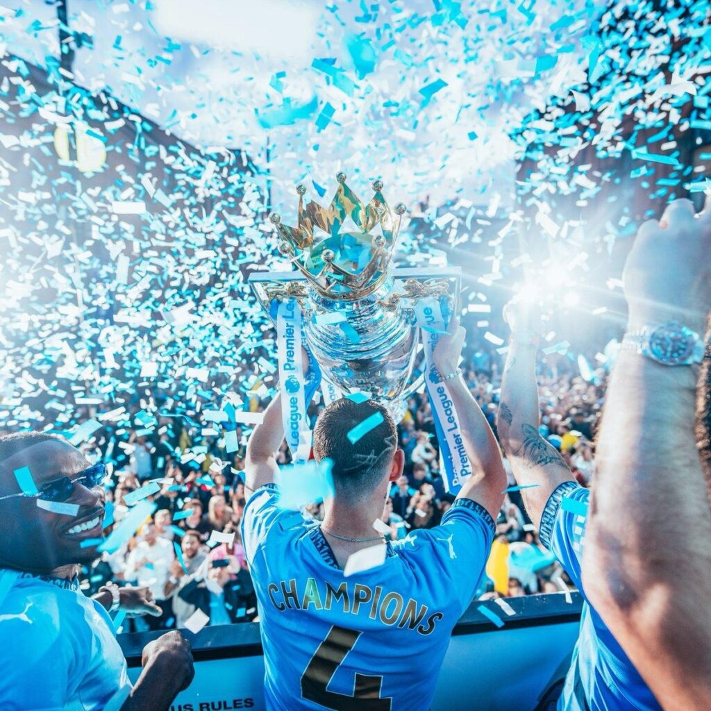 Jogadores comemoram quarta premier league do manchester city