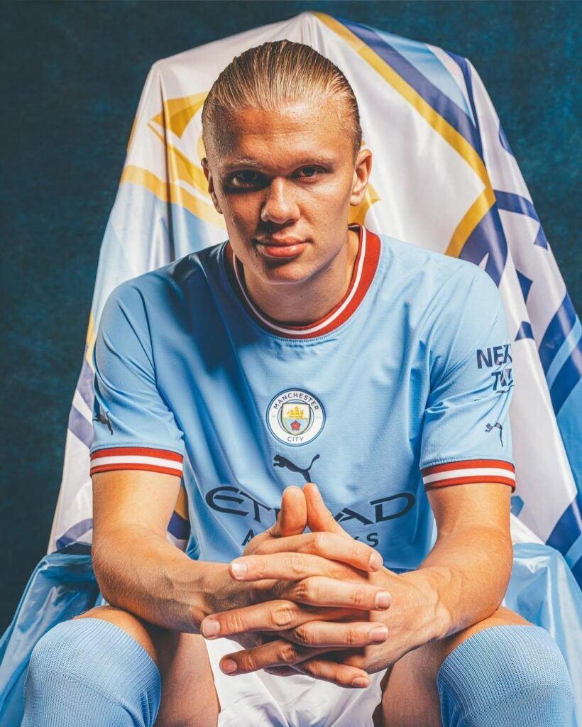 Erling Haaland com o uniforme do Manchester City