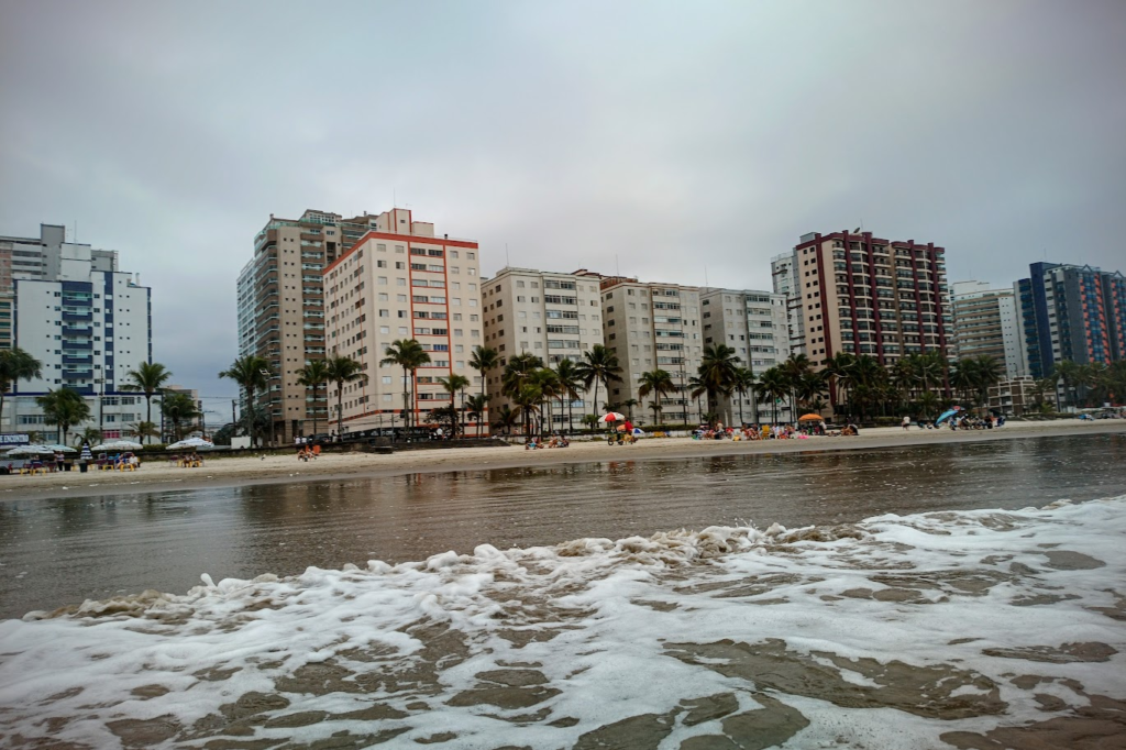 O mar em Santos, SP, com prédios ao fundo