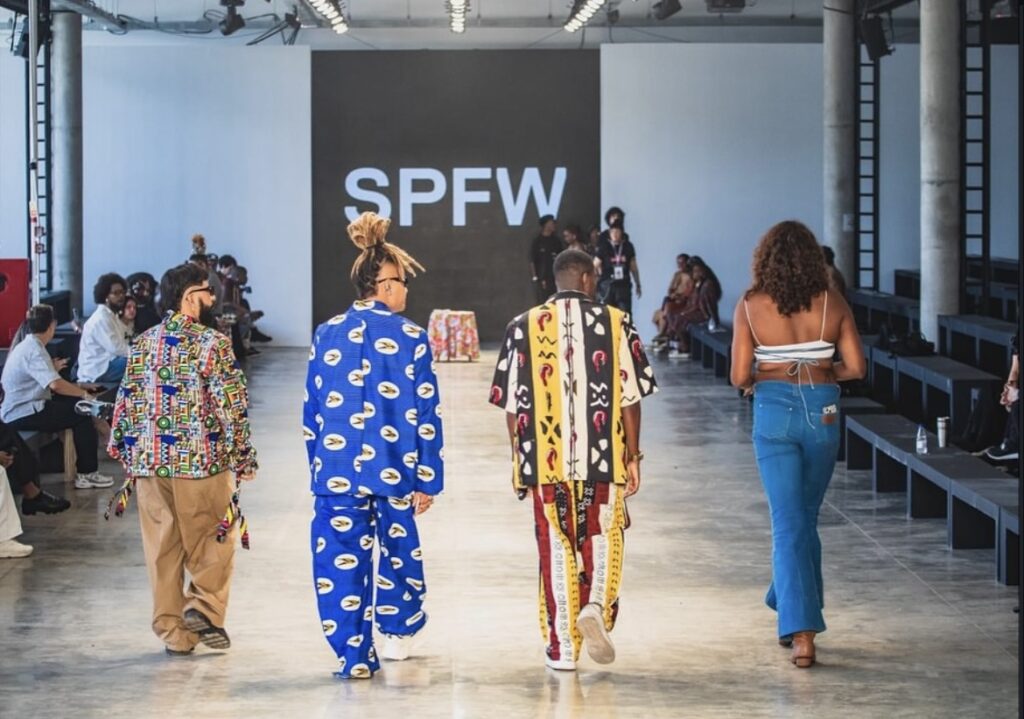 Desfile da marca Meninos Rei, com estampas coloridas, na São Paulo Fashion Week