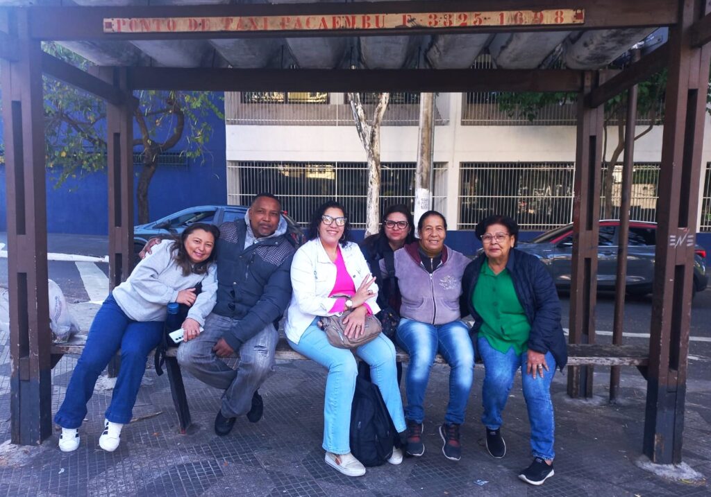 Mulheres sentadas em um ponto de ônibus