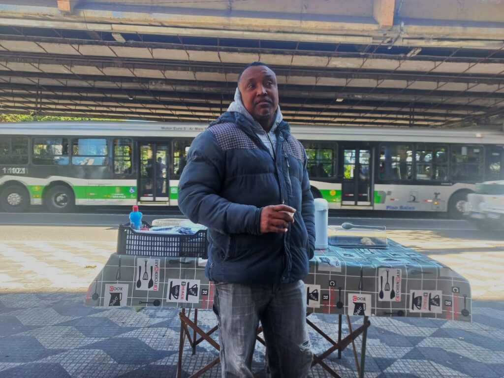 Ambulante de café da manhã em terminal de ônibus