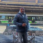 Ambulante de café da manhã em terminal de ônibus