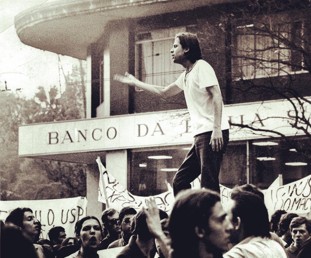 Imagem, José Dirceu, à época presidente da UEE-SP, na Maria Antônia.