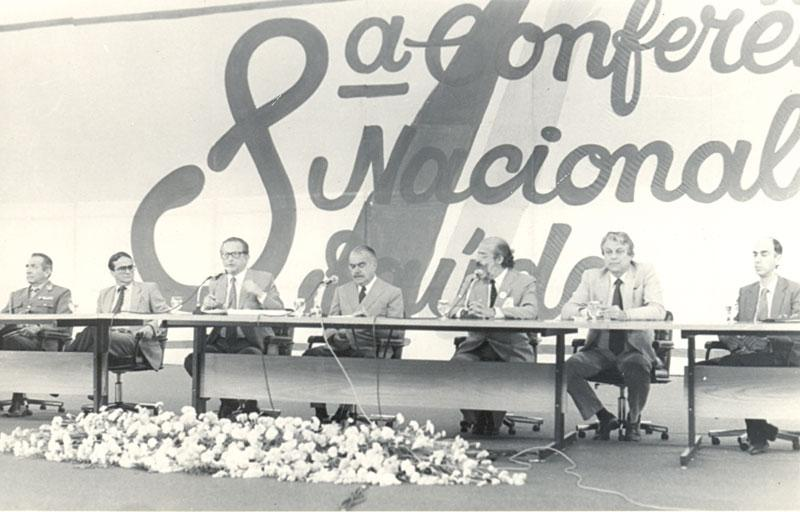 Políticos em uma mesa sentados para uma conferência