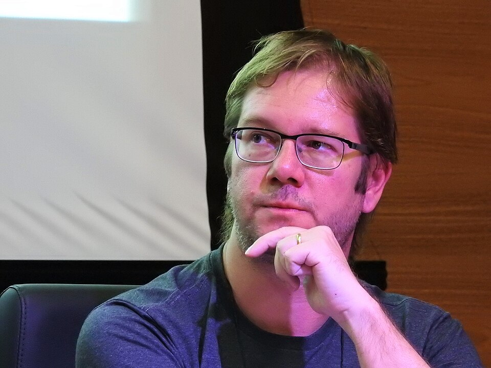 Reinaldo José Lopes em mesa de congresso