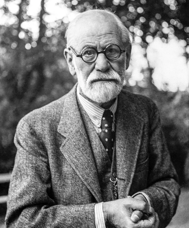 Sigmund Freud com as mãos cruzadas em uma foto preto e branco
