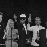 Imagem em preto e branco de artistas segurando troféus. Na ordem: Liniker, Fernanda Torres, Beyoncè, Bad Bunny, Wagner Moura, Walter Salles e Kendrick Lamar.