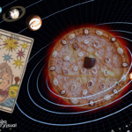 Ao fundo, um planeta no espaço. Em sua órbita, signos da astrologia. À esquerda, uma carta de tarô.