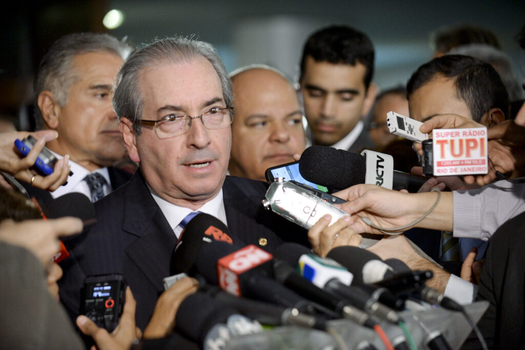 Eduardo Cunha dando entrevista após o impeachment presidencial