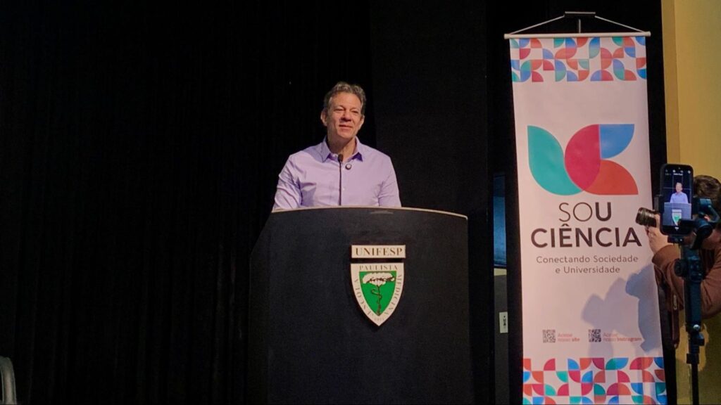 Na imagem, Fernando Haddad em um púpito em evento na Unifesp, em São Paulo