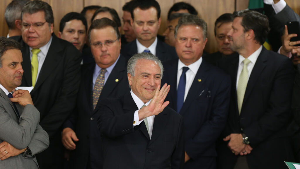 Michel Temer, com seus ministro atrás, acenando para platéia