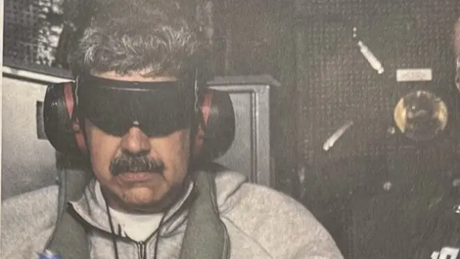 Na imagem, o presidente deposto da Venezuela Nicolás Maduro, sendo preso em operação militar deferida pelos EUA