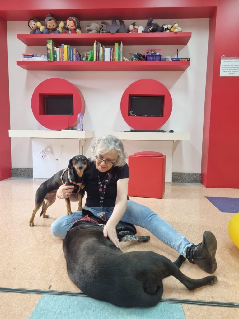 Cães de suporte emocional com pesquisadora