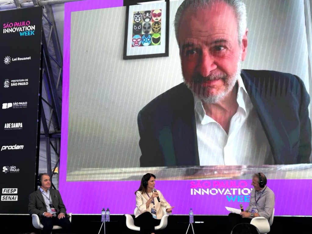 Foto de convidados em palco da São Paulo Innovation Week